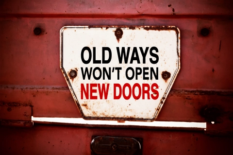 Auf einem alten Blechschild steht der Spruch: Old Ways won´t open new Doors. Auf deutsch übersetzte: Alte Wege werden keine neuen Türen öffnen.